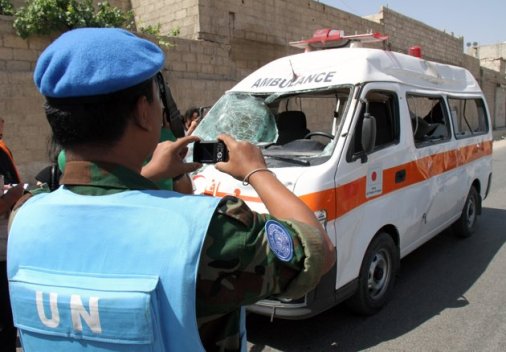 　一名聯(lián)合國監(jiān)督團(tuán)成員在大馬士革郊區(qū)為一輛被毀救護(hù)車拍照