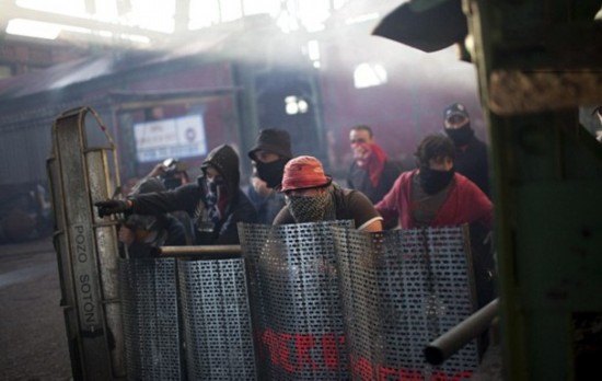 西班牙礦工不滿政府削減津貼 自制火箭彈襲警 西班牙礦工不滿政府削減津貼 自制火箭彈襲警