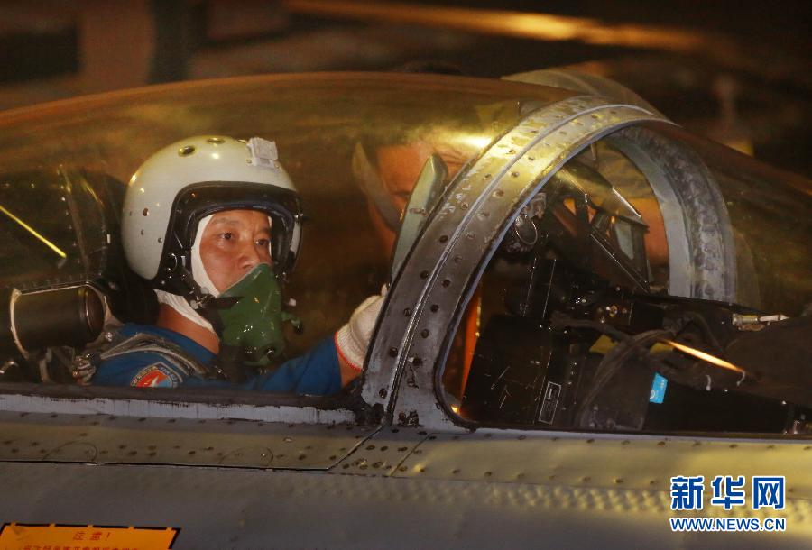 航空兵某團加大強度夜航訓(xùn)練 航空兵某團加大強度夜航訓(xùn)練