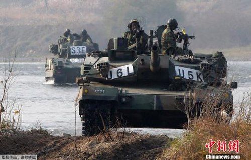 　資料圖：2011年11月2日，韓國(guó)軍隊(duì)在首爾東南100公里的驪州進(jìn)行軍事演習(xí)。