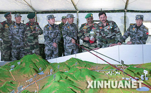 資料圖：2007年12月23日，中印陸軍聯合軍演中印參訓指導組成員在進行訓練磋商