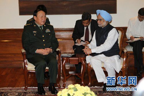 9月4日，在印度首都新德里的總理府，印度總理曼莫漢·辛格（右）會見中國國務(wù)委員兼國防部長梁光烈。