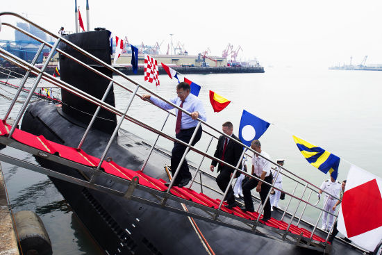 昨天，美國防長帕內(nèi)塔登上一艘中國宋級潛艇