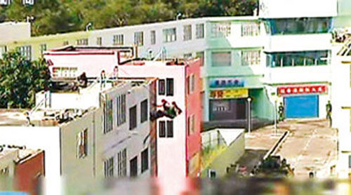 解放軍駐港部隊從屋頂游繩攻入建筑物。圖片來源：香港《文匯報》