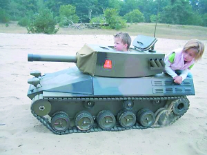 為了讓3歲兒子玩得拉風(fēng)，荷蘭父親9個(gè)月時(shí)間造了這輛坦克。