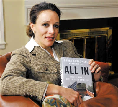 中情局前局長彼得雷烏斯情婦、傳記作家布羅德維爾