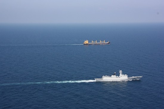 中國第13批護(hù)航編隊抵達(dá)吉布提開始首次補給