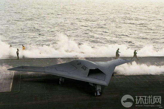 資料圖：X-47B無人機在林肯號航母上進行系統(tǒng)連接測試。