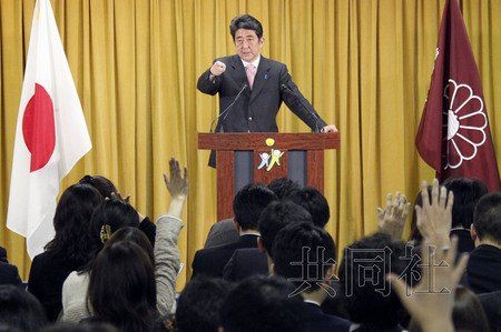 12月17日，日本自民黨總裁安倍晉三17日在黨總部會(huì)見(jiàn)記者，表示考慮與日本維新會(huì)和眾人之黨攜手修改憲法。
