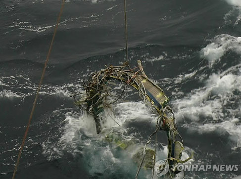 韓國防部23日表示，于本月21日又打撈了三塊朝鮮遠(yuǎn)程火箭“銀河3”號(hào)的殘骸，打撈地點(diǎn)在之前打撈一級(jí)火箭氧化劑桶附近1-2公里海域內(nèi)。（圖片來源：韓聯(lián)社）