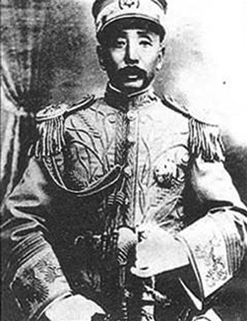 歷史教材張作霖“標(biāo)準(zhǔn)照”弄錯(cuò)