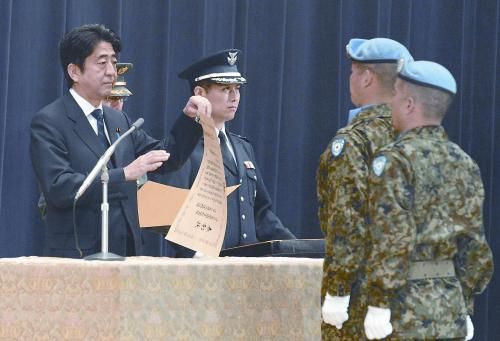 20日，日本首相安倍晉三向回國的戈蘭高地維和自衛(wèi)隊遞交政府獎狀。安倍在儀式上稱，近年“日本周邊的安全保障環(huán)境更加嚴峻”，為此將修改《防衛(wèi)計劃大綱》，進一步加強日美同盟。
