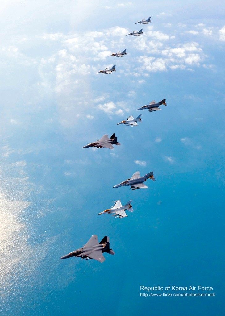 圖為韓空軍KF-16戰(zhàn)機、F-4戰(zhàn)機、F-15K兩代三型戰(zhàn)機編隊升空練作戰(zhàn)。