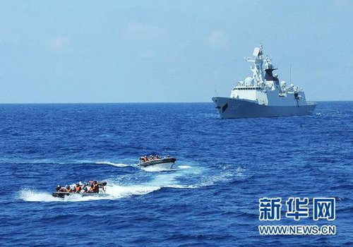 3月28日，十余名臨檢拿捕隊(duì)員從玉林艦出發(fā)，乘小艇駛向模擬可疑商船的艦只。