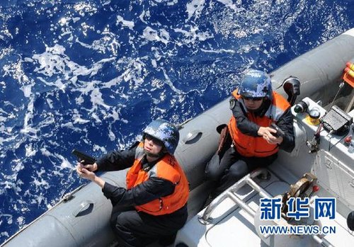 　3月28日，十余名臨檢拿捕隊(duì)員乘小艇駛至模擬可疑商船下方水面。