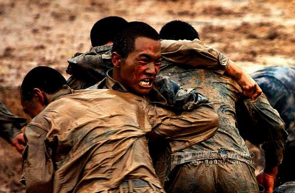 資料圖：濟(jì)南軍區(qū)某部特種兵魔鬼訓(xùn)練。