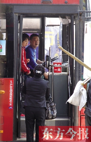 梅麗手持殘疾人證等車時(shí)，多次被司機(jī)婉言謝絕