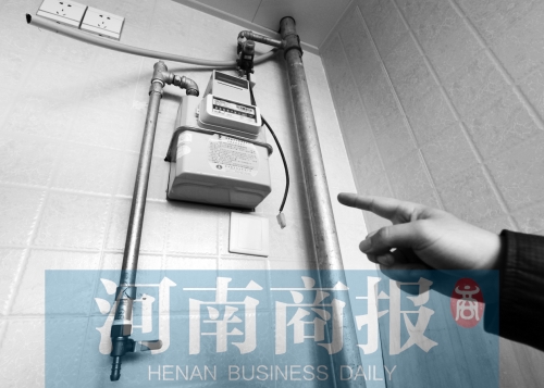 天然氣管裸露，有居民稱安裝好的燃氣灶具一直閑置