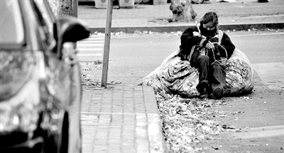 她靠在裝滿樹葉的大袋子上瞇了一會。