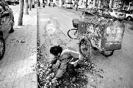 他不停清理著路邊的樹葉。