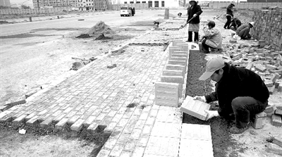 端午路正在鋪設(shè)人行道道磚，進行工程收尾。