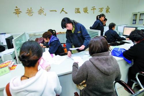 棗莊供熱分公司在為居民辦理供暖交費業(yè)務(wù)