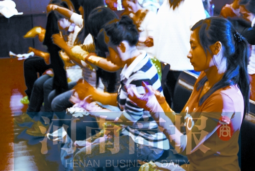 演出前，她們仔細(xì)檢查每一處細(xì)節(jié)