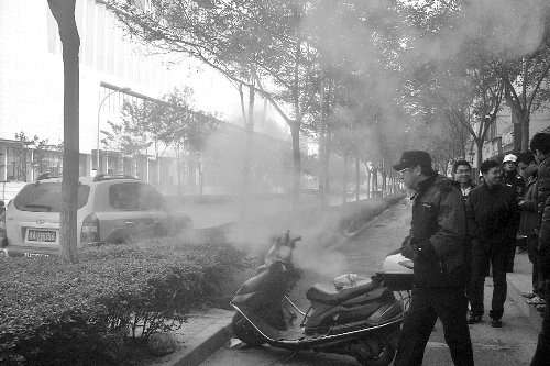 暖氣管爆裂，熱水熱氣從花壇中噴出。