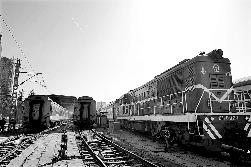 　　鄭州車輛段，擦拭一新的列車整裝待發(fā)。