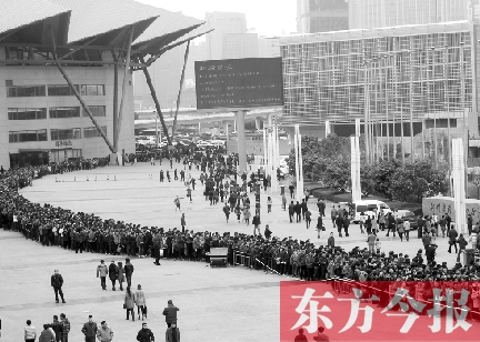 3月2日，在鄭州國(guó)際會(huì)展中心，河南省春季人才招聘會(huì)舉行，六萬(wàn)五千名求職者扎堆求職