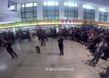 火車站候車大廳紅歌快閃迎國慶！百人互動，震撼現(xiàn)場嗨翻天！