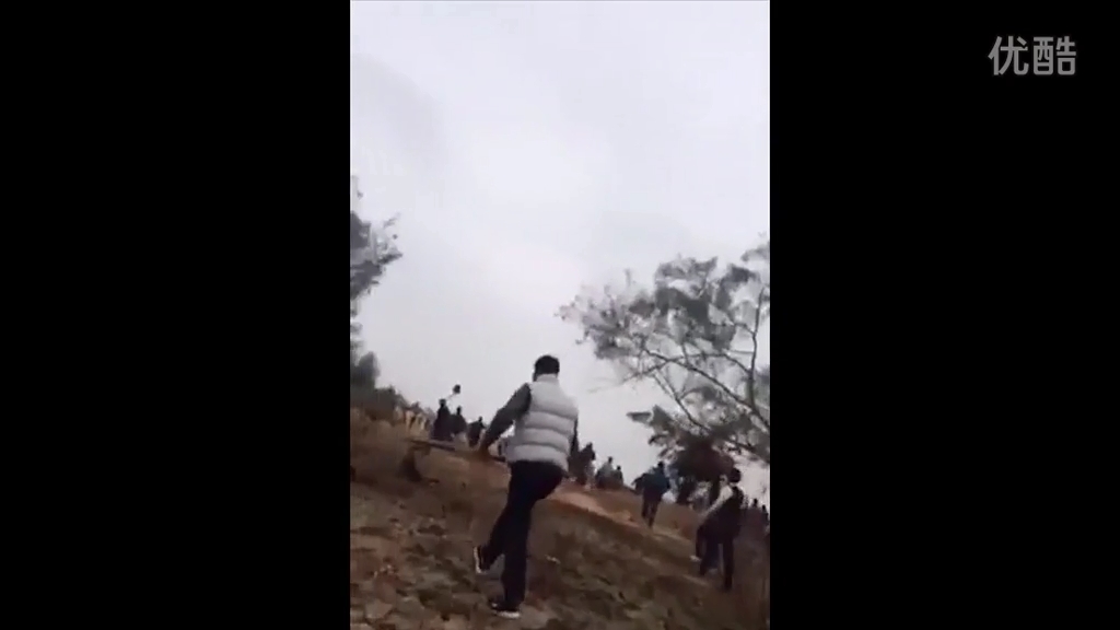 廣東退休官員修墓被指破壞鄰居祖墳風(fēng)水，雙方百人火拼現(xiàn)槍聲