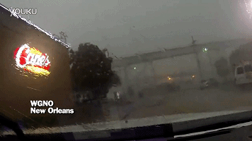 好可怕！大風(fēng)把火車從橋上吹了下來