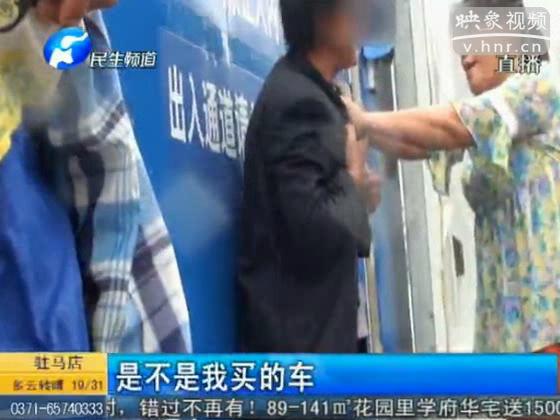 夫妻車?；▓@路中央 棄車去打架