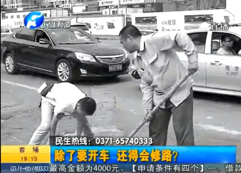 鄭州公交車長(zhǎng)邊開(kāi)車邊“修路”