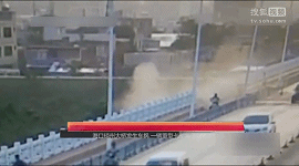 監(jiān)拍?？诃傊荽髽蛑匦涂ㄜ囍苯記_下大橋 司機獲救