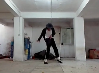 農(nóng)民工也愛(ài)邁克杰克遜！地下室模仿MJ經(jīng)典舞步