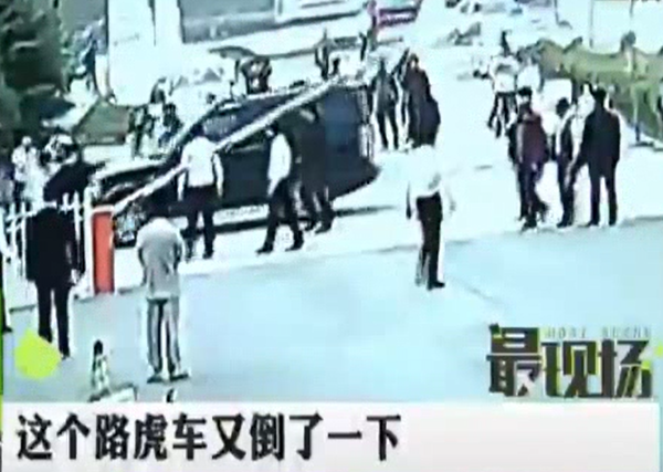 奧迪沒(méi)修好 路虎又被砸？