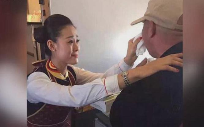 贊！空姐跪地喂河南老人吃飯