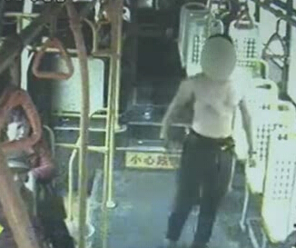 上車光膀子 這是要干啥？