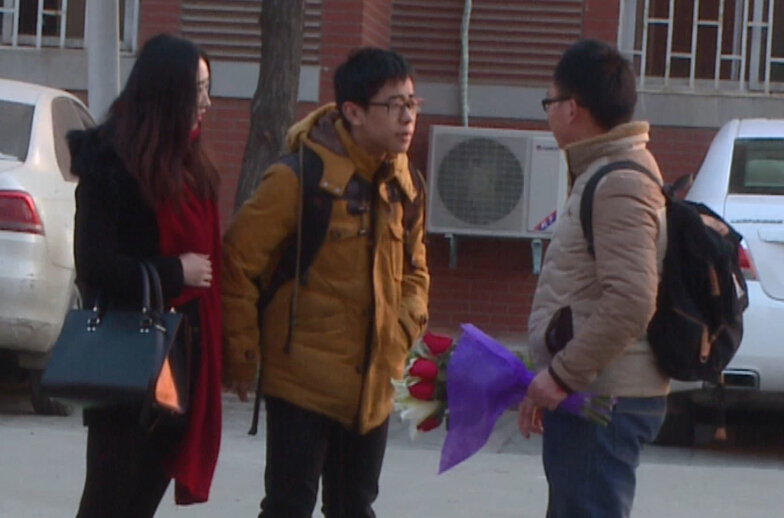 美女請你假裝其男友拒絕追求者，你會怎么辦？