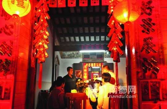 　　?？谌税殉Φ哪暌癸埛Q為“吃圍爐”。