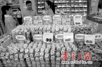 散裝月餅因其實惠的價格、豐富的口味而受到市民的青睞。