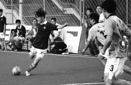 只要有球踢，小伙子們就很高興