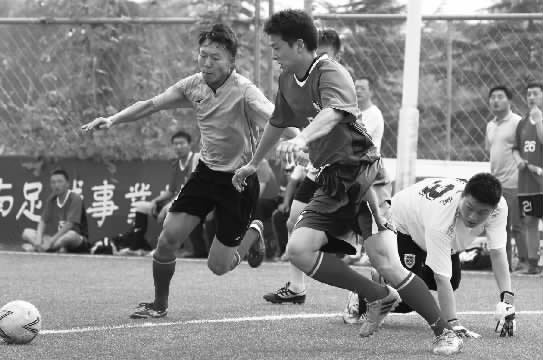 鄭州航院隊(duì)與鄭州經(jīng)開(kāi)正和隊(duì)的比賽，可謂是學(xué)生軍和朋友隊(duì)之間的強(qiáng)強(qiáng)對(duì)決