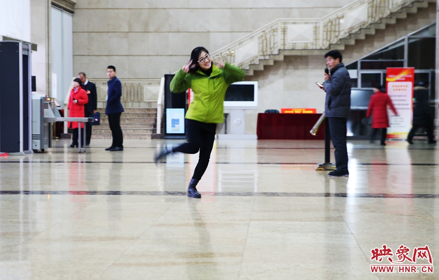 南樂天完成一個(gè)采訪后，興奮的跳了起來。