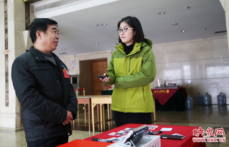 會(huì)議間隙采訪代表。