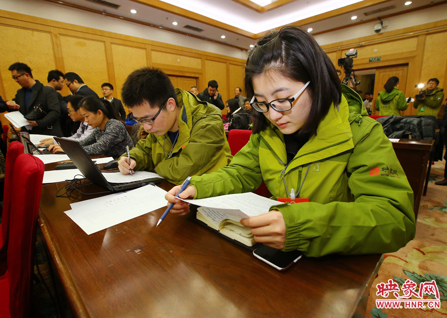 大象融媒映象網(wǎng)記者南樂天在兩會(huì)記者會(huì)開始前積極準(zhǔn)備。