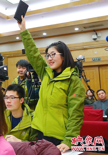 兩會(huì)記者會(huì)，樂天站起來舉手。