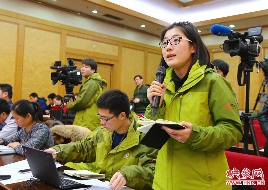 大象融媒映象網(wǎng)記者南樂天在記者會(huì)上提問。